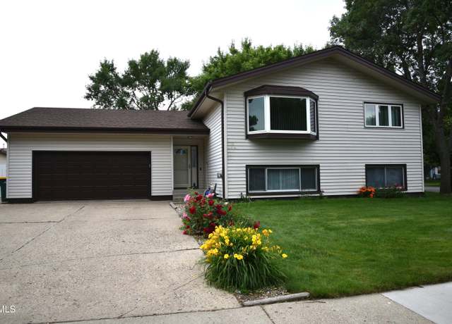 Property at 701 E Wachter Ave, Bismarck, ND 58504, 4 beds, 2 baths