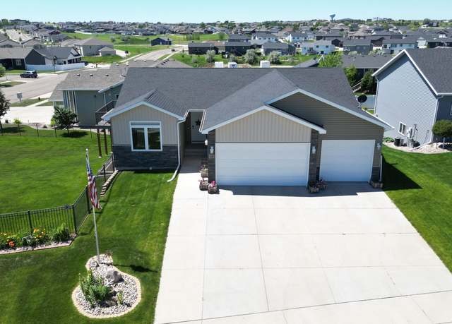 Property at 5424 Superior Dr, Bismarck, ND 58503, 4 beds, 3 baths