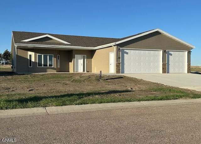 Property at 3315 Tyndale Dr, Bismarck, ND 58503, 3 beds, 2.5 baths