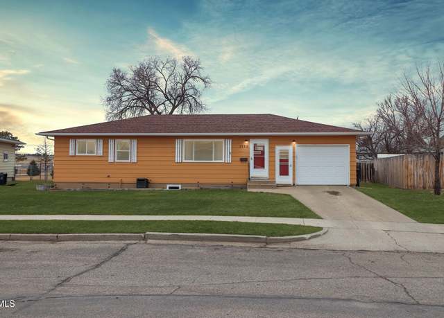 Property at 1722 Hillside Ct, Williston, ND 58801, 4 beds, 3 baths