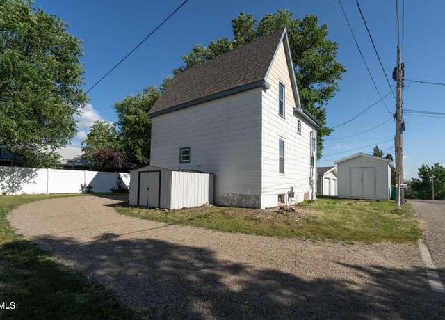Property at 1204 2nd St NW, Mandan, ND 58554, 3 beds, 1.5 baths