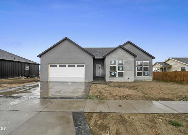 Property at 3403 32nd St W, Williston, ND 58801, 3 beds, 2 baths