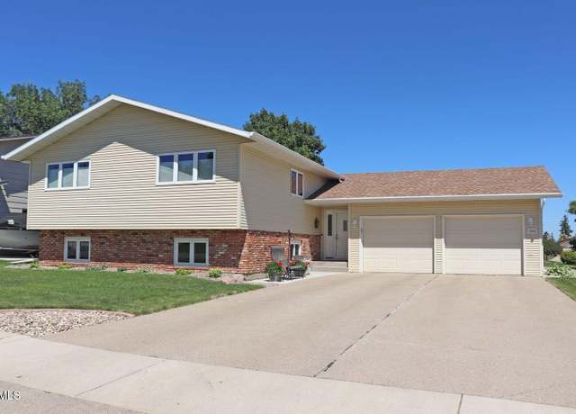 Property at 1948 Jackson Ave, Bismarck, ND 58501, 4 beds, 3 baths
