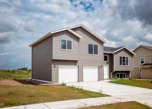 Property at 3202 10th Ave NE, Watford City, ND 58854, 3 beds, 2 baths