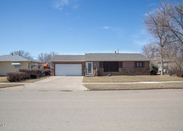Property at 925 16th Ave W, Williston, ND 58801, 4 beds, 2 baths