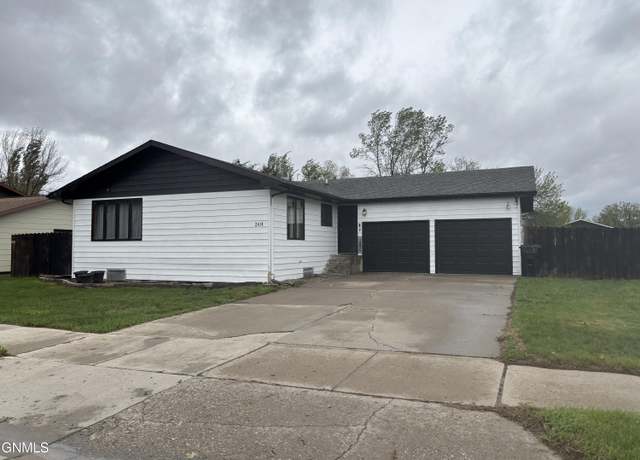 Property at 2414 15th Ave W, Williston, ND 58801, 4 beds, 2.5 baths