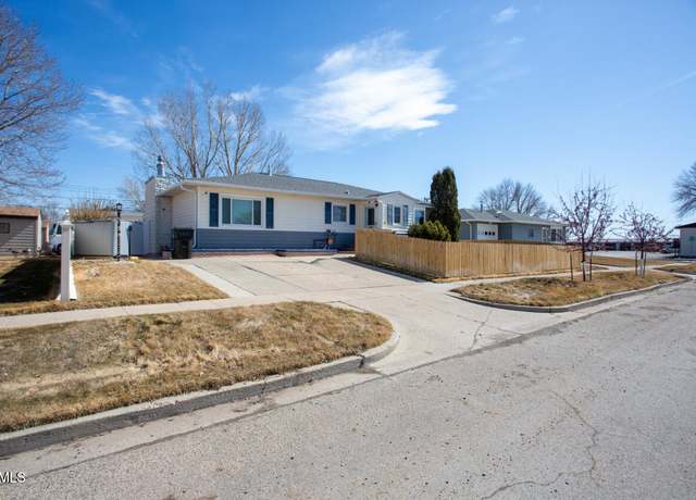 Property at 406 17th Ave W, Williston, ND 58801, 7 beds, 3.5 baths