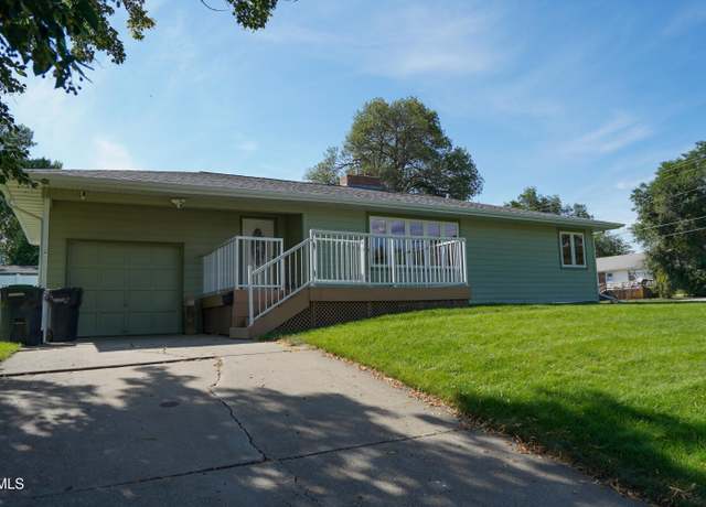 Property at 809 2nd Ave NW, Mandan, ND 58554, 4 beds, 2 baths