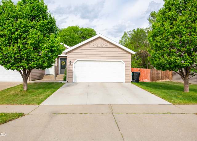 Property at 1912 San Diego Dr, Bismarck, ND 58504, 4 beds, 2 baths