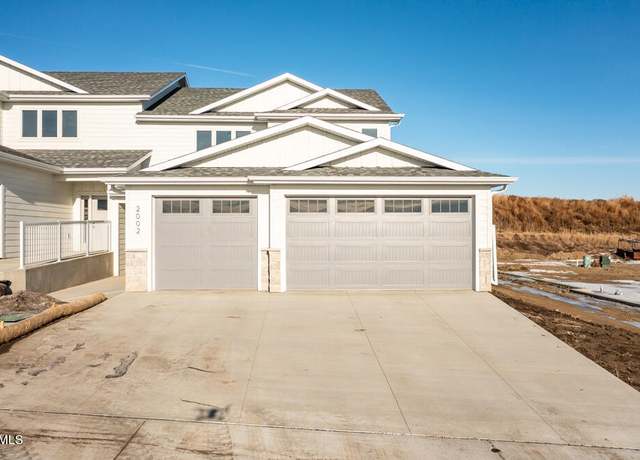 Property at 2002 Prairie Hawk Dr, Bismarck, ND 58503, 4 beds, 2.5 baths