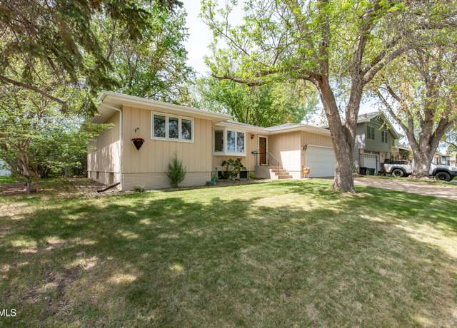 Property at 1906 20th St, Bismarck, ND 58501, 5 beds, 2.5 baths