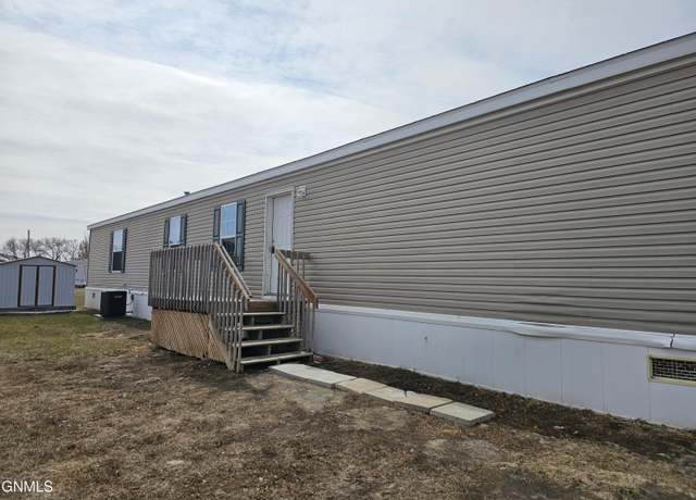Property at 709 28th St W, Williston, ND 58801, 3 beds, 2 baths