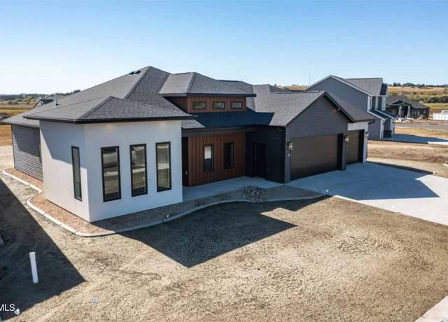 Property at 2525 Dutton Cir SE, Mandan, ND 58554, 3 beds, 2.5 baths