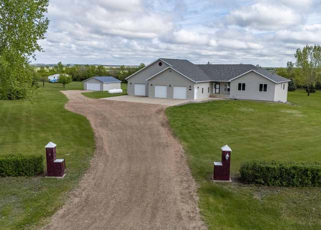 Property at 7400 Chestnut Dr, Bismarck, ND 58504, 5 beds, 3.5 baths