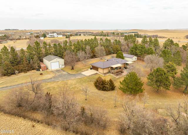 Property at 3701 Signal St, Bismarck, ND 58504, 4 beds, 3 baths