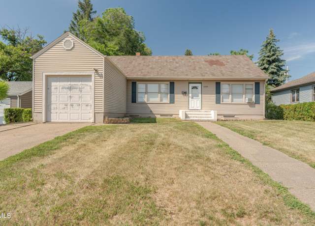 Property at 1030 Riverview Ave, Bismarck, ND 58504, 5 beds, 2 baths