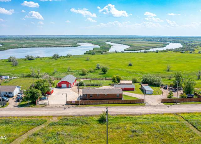 Property at 721 Riverside Dr, Williston, ND 58801, 3 beds, 2 baths