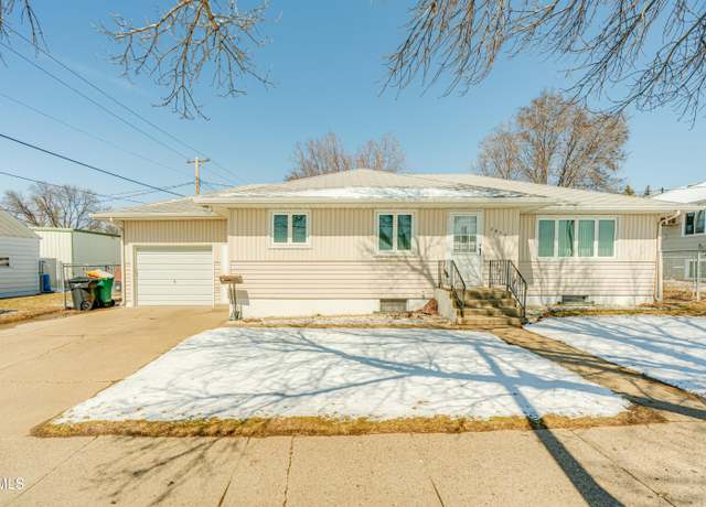 Property at 2014 Rosser Ave, Bismarck, ND 58501, 3 beds, 1 bath