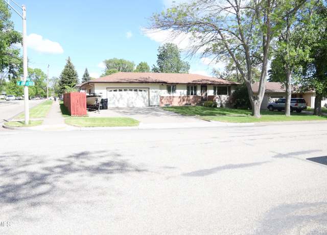 Property at 1427 18 St, Bismarck, ND 58501, 5 beds, 2.5 baths