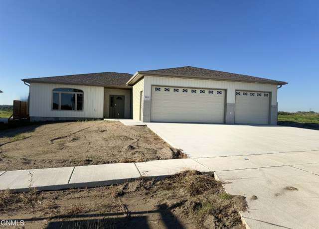 Property at 5531 Holmes Dr, Bismarck, ND 58504, 3 beds, 2 baths