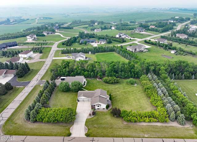 Property at 724 Violet Ln, Bismarck, ND 58503, 3 beds, 3 baths