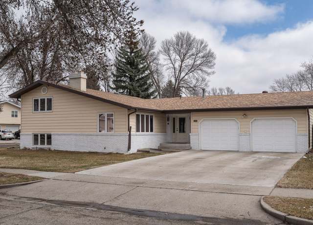Property at 1203 Billings Dr, Bismarck, ND 58504, 4 beds, 3 baths