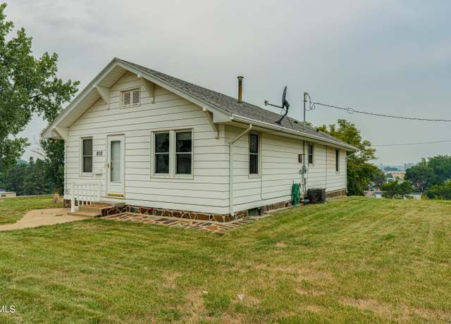 Property at 802 S 16th St, Bismarck, ND 58504, 4 beds, 2 baths