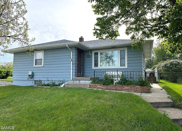 Property at 324 10th Ave NE, Jamestown, ND 58401, 3 beds, 1.5 baths