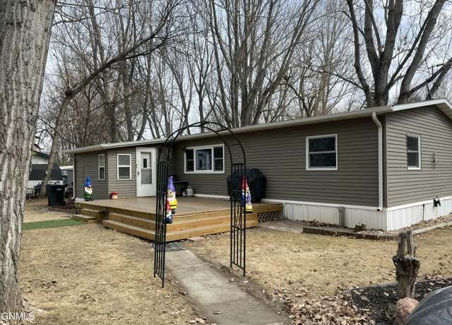 Property at 508 Stratford Dr, Bismarck, ND 58504, 3 beds, 2 baths