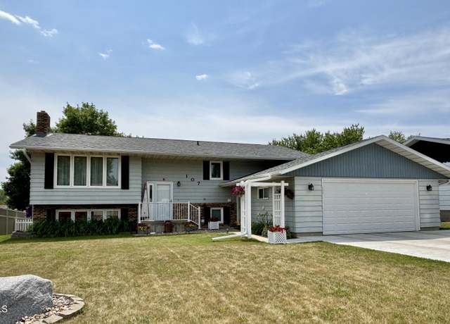 Property at 107 10th St NW, Beulah, ND 58523, 5 beds, 3 baths