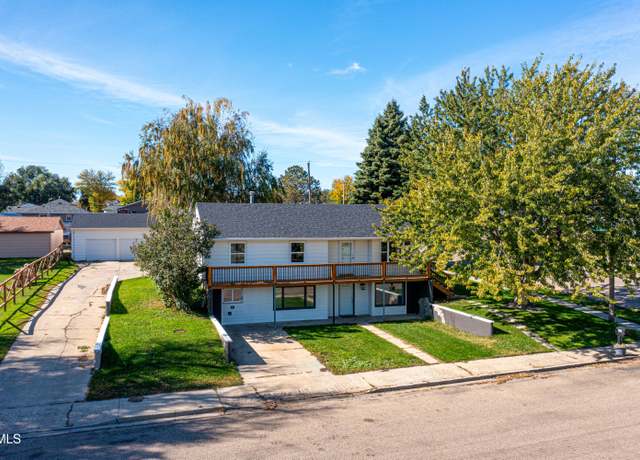 Property at 723 6th Ave E, Williston, ND 58801, 5 beds, 2 baths