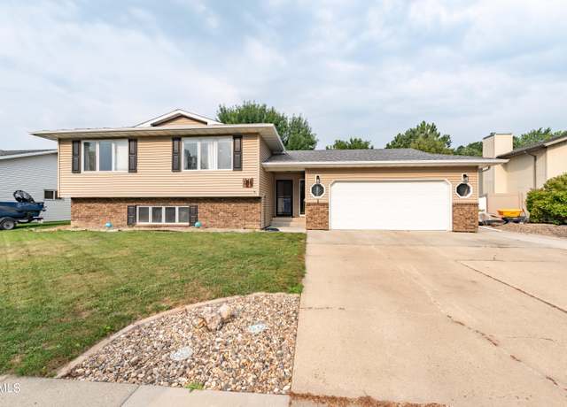 Property at 1718 S Reno Dr, Bismarck, ND 58504, 5 beds, 3 baths