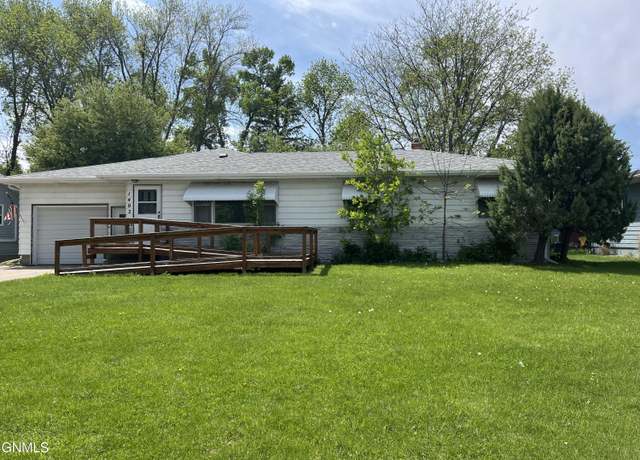 Property at 1402 6th Ave SE, Jamestown, ND 58401, 3 beds, 2 baths