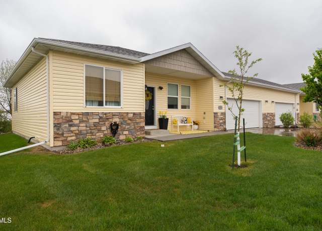 Property at 823 Canada Ave, Bismarck, ND 58503, 3 beds, 2 baths