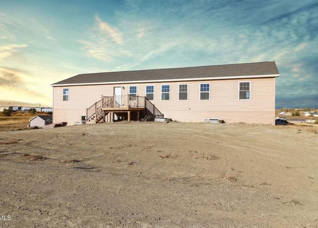 Property at 906 Green Ridge Dr, Watford City, ND 58854, 3 beds, 2 baths