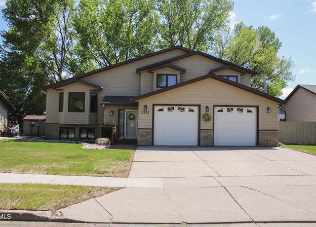 Property at 3219 Devon Dr, Bismarck, ND 58504, 5 beds, 3.5 baths