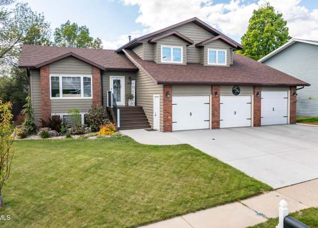 Property at 2044 Bell St, Bismarck, ND 58501, 5 beds, 3.5 baths