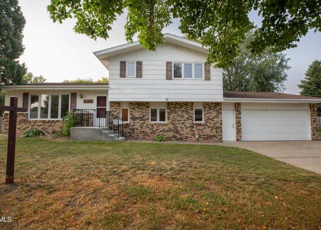 Property at 1905 N Grandview Ln, Bismarck, ND 58503, 5 beds, 3.5 baths