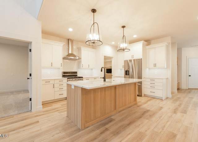 Property at 2002 Prairie Hawk Dr, Bismarck, ND 58503, 4 beds, 2.5 baths