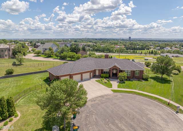 Property at 901 Corvette Cir, Bismarck, ND 58503, 5 beds, 4 baths