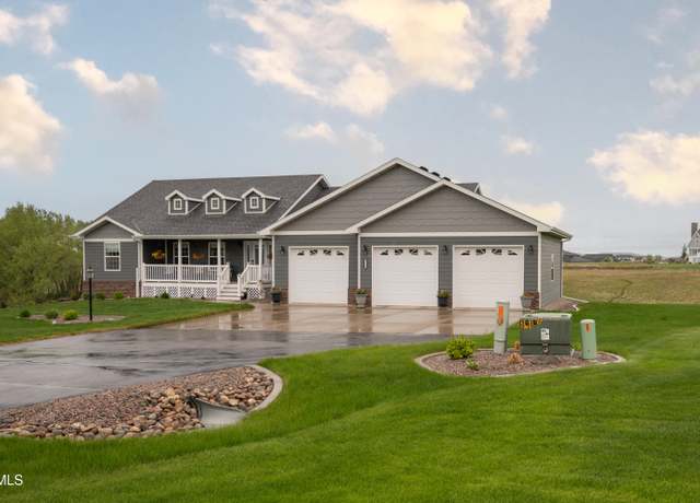 Property at 3130 Link Dr, Bismarck, ND 58503, 6 beds, 3.5 baths