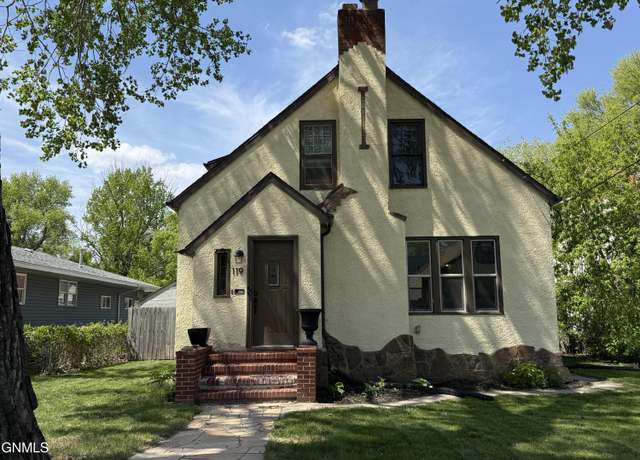 Property at 119 6th St NW, Minot, ND 58703, 3 beds, 2.5 baths