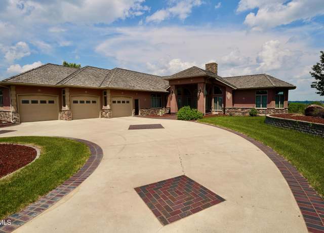 Property at 903 9th Ave SW, Jamestown, ND 58401, 4 beds, 3.5 baths