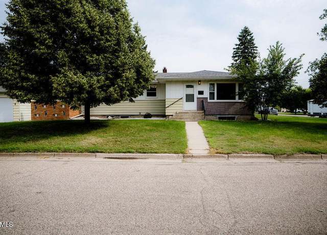 Property at 1222 9th Ave SE, Jamestown, ND 58401, 3 beds, 1.5 baths