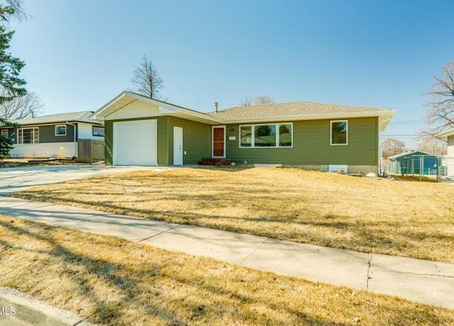 Property at 1812 9th St N, Bismarck, ND 58501, 5 beds, 2.5 baths
