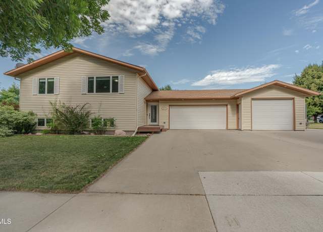Property at 2414 Springfield St, Bismarck, ND 58503, 4 beds, 3 baths
