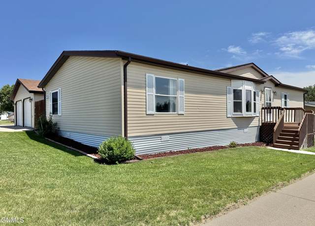 Property at 4501 Gates Dr, Bismarck, ND 58503, 3 beds, 2 baths
