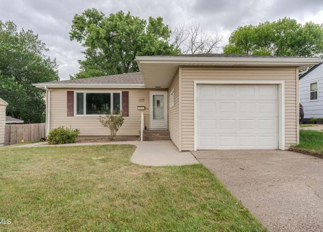 Property at 1218 15th St N, Bismarck, ND 58501, 3 beds, 2 baths