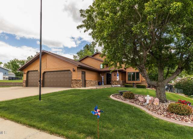 Property at 902 St Thomas Trl NW, Mandan, ND 58554, 4 beds, 3 baths
