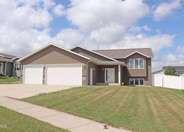 Property at 5000 Weyburn Dr, Bismarck, ND 58503, 2 beds, 2 baths